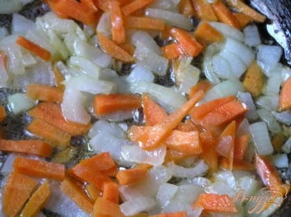 В это время обжарить нарезанный лук и морковь на растительном масле,