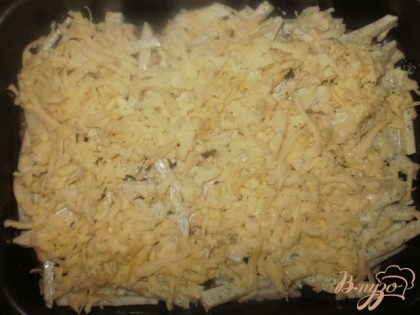Сверху посыпаем тертым сыром и запекаем в духовке при 180° примерно 50 мин.