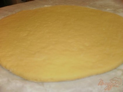 Готовое тесто раскатываем в пласт толщиной примерно 1,5 см.