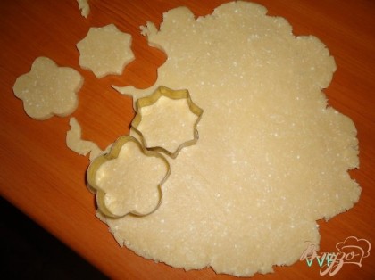 Тесто раскатать в пласт толщиной около сантиметра.Вырезать формочками печенье.