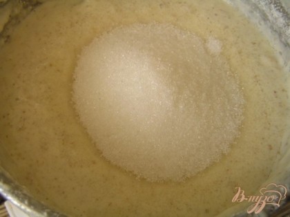 Приготовить тесто по рецепту http://vpuzo.com/vypechka/4056-vanilnye-ruletiki-na-hmelevoy-zakvaske.html до 10 шага включительно.