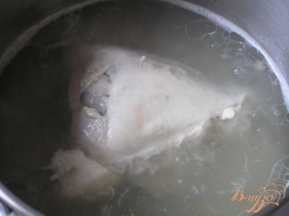 Отварить куриное бедро в 1,5 л воды около 30-40 минут, затем выложить в миску, разобрать на волокна, удалить косточки.
