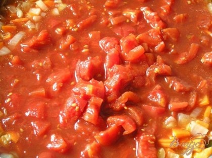 добавить нарезанные томаты (без кожицы), готовить 5-7 минут,