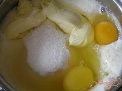 Затем добавить яйца, сахар, ванилин, размягченное сливочное масло, перемешать.