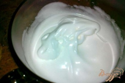 Хорошо взбить белок с щепоткой соли в пену,добавлять по немногу пудру и взбить до легких пиков.