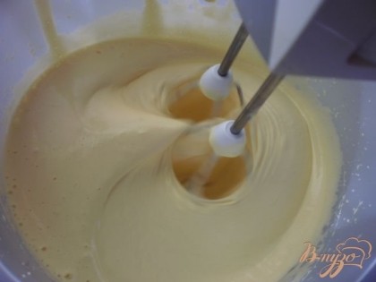 Готовим бисквит: миксером, на высокой скорости, взбиваем яйца, постепенно добавляя сахар, в пышную, густую массу.