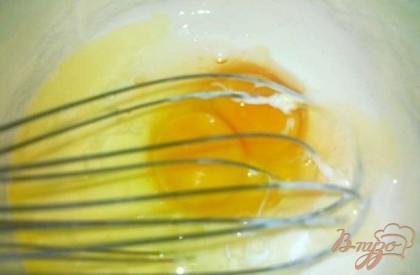 Взбить венчиком немного сметану, добавить яйца и сахар и перемешать.