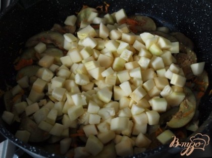 Баклажаны нарезаем полукругами,солим и оставляем постоять.Нарезаем кубиками кабачок.Морковь натираем на тёрке.Перец соломкой.Лук кубиками.Разогреваем растительное масло,баклажаны слегка отжимаем,кладём на сковороду,добавляем морковь и немного обжариваем.Затем добавляем кабачки,