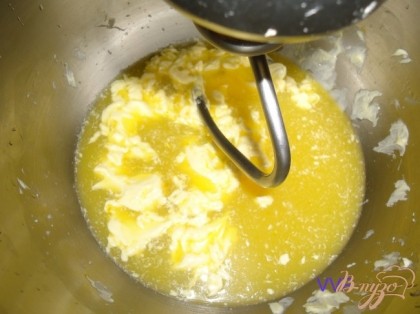 Яйцо,воду,масло размешать до однородности.Муку смешать с солью и постепенно добавляя в масляную смесь,замесить плотное тесто.