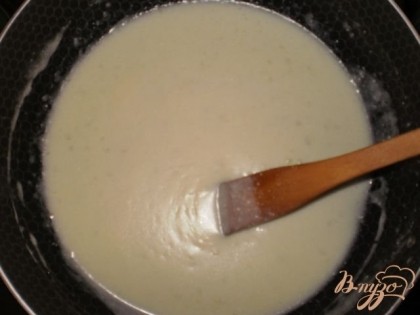 готовим соус Бешамель: муку обжариваем на сливочном масле до слегка коричневого цвета, затем вливаем молоко, постоянно помешивая. Варим соус до нужной нам консистенции (густой сметаны), добавляем немного соли.