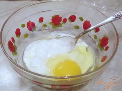 В миску наливаем сметану и добавляем яйцо.