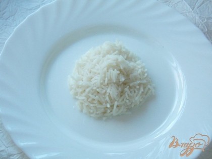 Собираем блюдо. На середину тарелки кладем отварной рис.