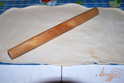 Раскатываем тесто в пласт толщиною 0,5 см, размером приблизительно 70 на 30 см.