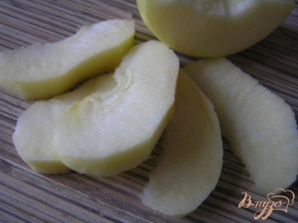 Яблоки очистить от кожуры, нарезать дольками,