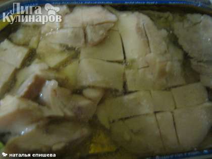 Печень минтая нарезаем на крупные кусочки и выкладываем на картофель, поливаем соусом, который был в банке с печенью минтая