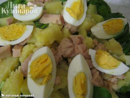 Сверху выкладываем нарезанные дольками яйца, также сверху можно посыпать тертым сыром или зеленью. Солим и перчим салат по вкусу, Приятного аппетита!