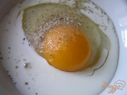 Яйцо немного взбить с солью и сливками.