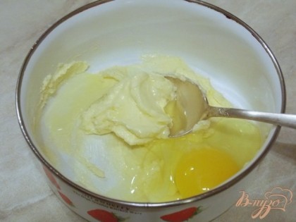 Добавляем яйцо и соду(погасить) и молоко. Затем муку и замешиваем мягкое, эластичное тесто.