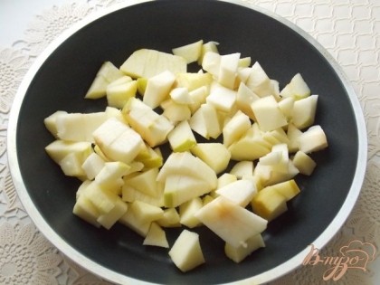 Готовим начинку. Яблоки мелко режем и тушим на сковороде до выпаривания жидкости.