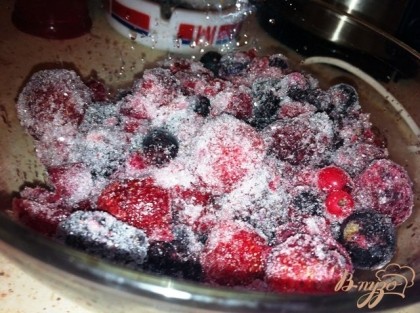 Замороженные ягоды ставим на небольшой огонь, добавляем коричневый сахар и тушим до готовности.
