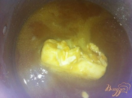Растапливаем сливочное масло и добавляем мед