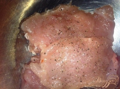Куриное филе, моем и разрезаем на порции, перчим и солим.