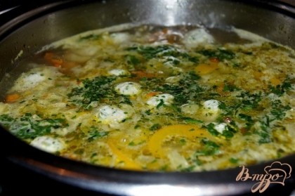 Фрикадельки опустила в суп , проварила минут 10-15.( фрикадельки из куриного филе, готовятся очень быстро)  Пробуем бульон на соль. За 2 минуты до готовности, добавляем рубленую зелень.