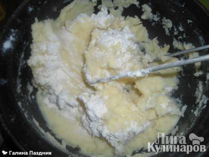 Сварить очищенный картофель в подсоленной воде. Размять его до состояния пюре. Добавить: яйцо, сливочное масло и муку. Хорошо размешать.