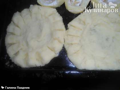Из картофельного пюре сделать лепешечки, внутри прижать и  сделать надрезы по краям