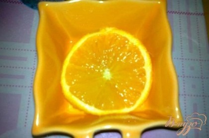 Формы смазать маслом,на дно формы положить дольку апельсина.