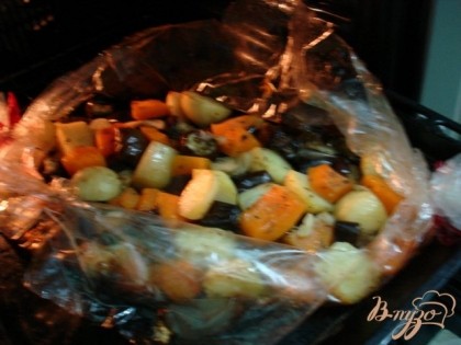Запекаем в духовке при t 200* час, затем рукав разрезаем и оставляем ещё на 10 минут, чтобы зарумянились овощи.