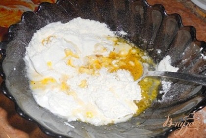 В миску налить воду, добавить соль, мускатный орех, масло, дрожжи и перемешать,добавить муку и начать замешивать тесто.