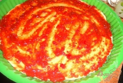 Тонко раскатать тесто и кладем его в форму.Смазать всю поверхность теста томатным соусом.