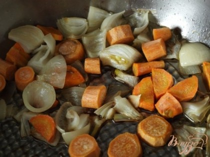 Морковь и лук нарезать крупными кусочками и обжарить до готовности на растительном масле.