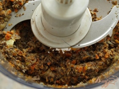 Сложить в комбайн грибы и овощи и перекрутить до однородной массы.Затем выдавить через пресс чеснок,добавить перец и соевый соус.