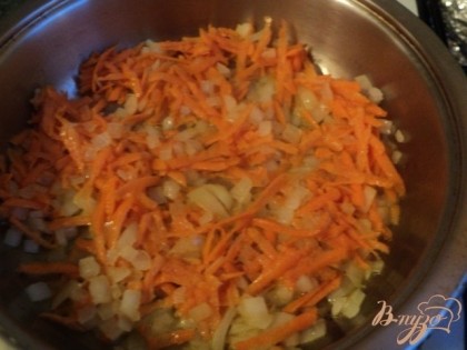 Лук мелко порезать, морковь натереть на терке. &#189; часть лука  вместе с морковью пассировать на растительном масле до мягкости.