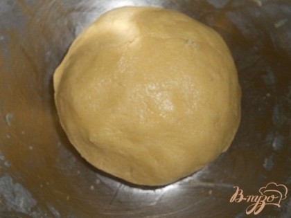Растереть масло, сахар и яйцо,добавить соду с мукой и перетереть в крошку.Затем эту крошку вымесить в эластичное тесто, это очень легко.