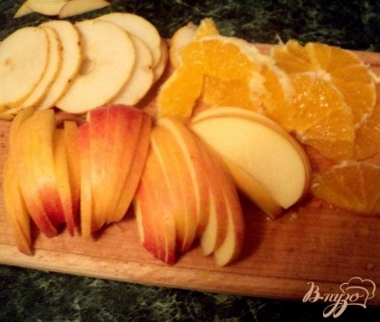 Яблоки разрезать пополам, очистить от семян и нарезать пластинками. Также нарезать грушу и апельсин ( предварительно очистив от кожицы).