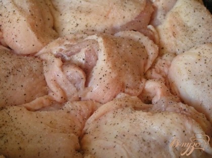 Цыпленка разрезать по линии грудки и расплющить, посолить и поперчить. Поскольку я использовала бедрышки то сразу посолила и поперчила.