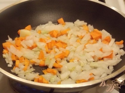 Лук и морковь припускаем на сковородке. Отправляем в суп.