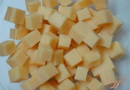 Сыр нарезаем кубиками 2 на 2см, или 1.5 на 1.5 см