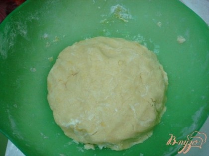 Соедините желтки, сметану,маргарин и половину сахара, к ним добавьте просеянную муку с разрыхлителем, быстро замесите тесто.