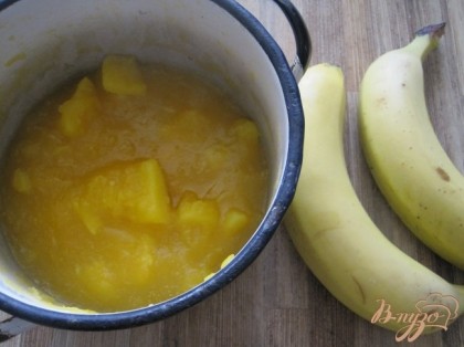 Банан растереть блендером. Или просто размять вилкой.Сварить сироп: сахар развести в холодной воде и уварить, примерно 10 мин.