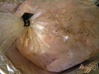 Курицу поместить в рукав для запекания, готовить при 220*С 30 минут.