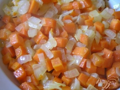 Лук и морковь мелко нарезать, обжарить на растительном масле, выложить в миску.