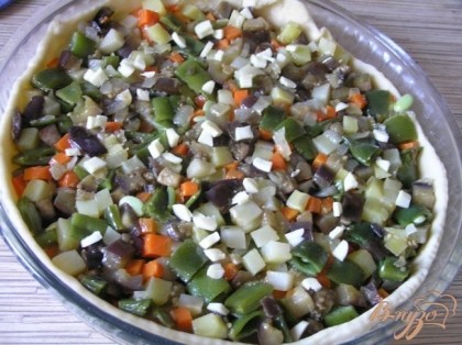 выложить овощи (предварительно все овощи перемешать, посолить), сверху разложить мелко нарезанный чеснок,
