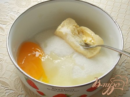 Соединяем мягкое сливочное масло с сахаром и яйцом.