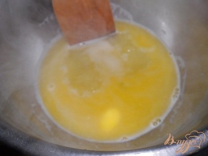 Теперь готовим заварное тесто.Воду влить в мисочку,добавить соль и масло(90 г.) и поставить на плиту.Когда закипит всыпать муку и быстро перемешать, сняв с плиты до однородности.