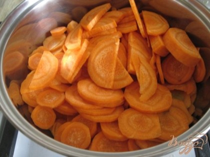 Морковь порезать тонкими кружочками, переложить в кастрюлю и варить под крышкой в небольшом количестве воды около 30 мин.Когда морковь размякнет,пюрировать.