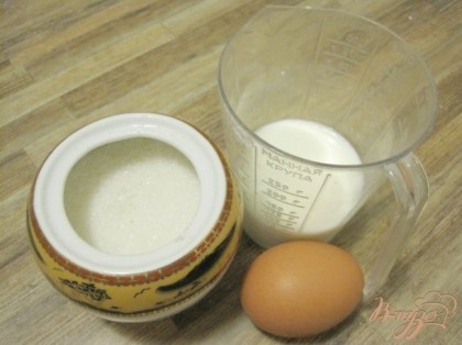 Яйца смешиваем с сахаром. Добавляем теплое молоко и обязательно процеживаем.